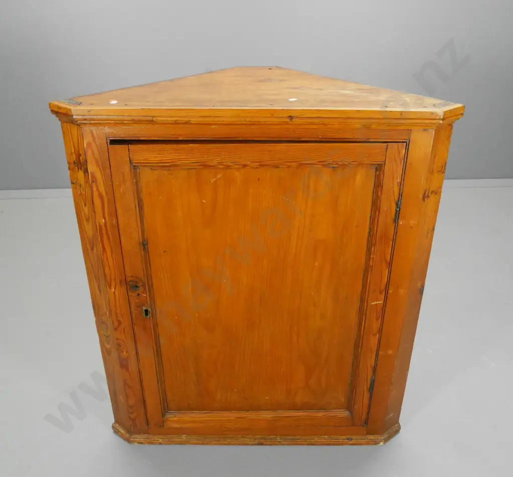 antique cedar wall hanging corner cabinet with scalloped shelves, with key, missing knob H-940 W-840 D-470 Image 1++