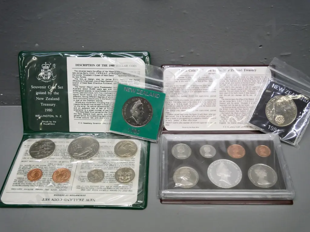 Cased New Zealand coin sets - 1980 souvenir set with dollar, 1981 proof set, and 2 individual dollars Image 1++