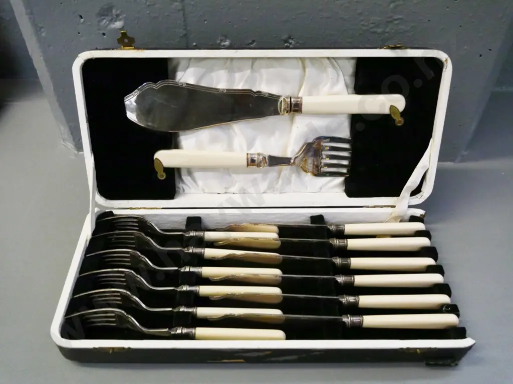 plated bone-handled fish set with server and fork - wear and damage to wooden case Image 1++