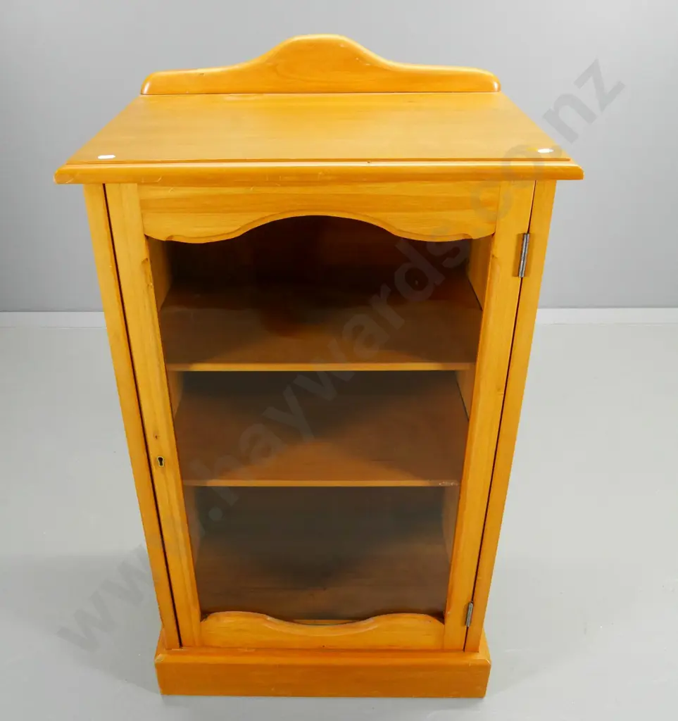 kauri cabinet with single glazed door, 2 adjustable shelves lockable, with key. H-980 W-560 D-370 Image 1++