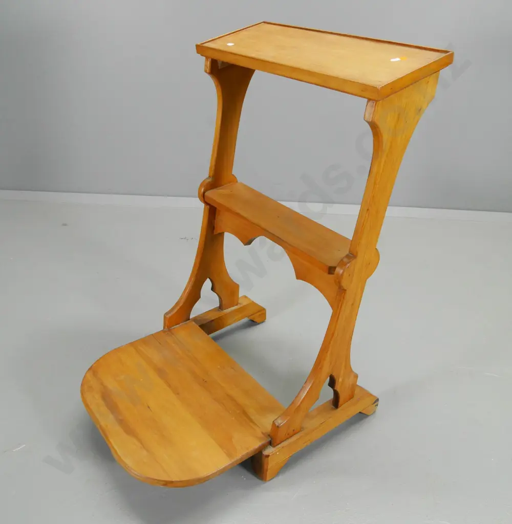 rimu prayer kneeler - some scratches H-890 W-510 D-600 Image 1++