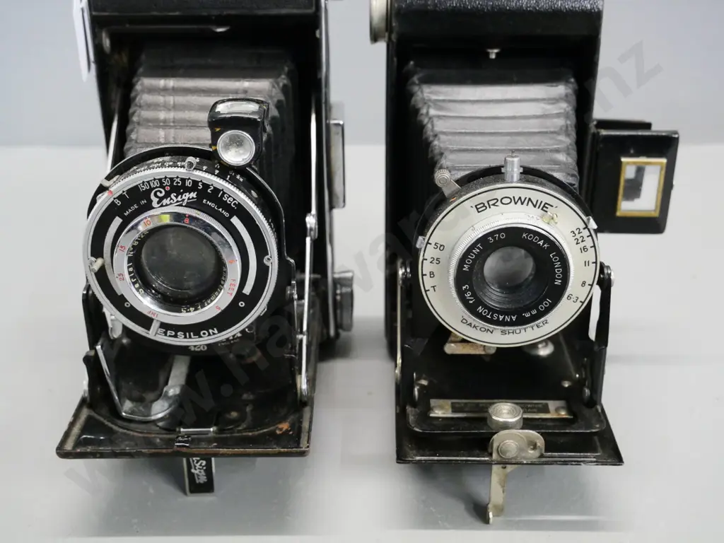 2 vintage folding cameras - Ensign Selfix 420 and Brownie Six-20 - and a stereo slide viewer with one slide Image 1++