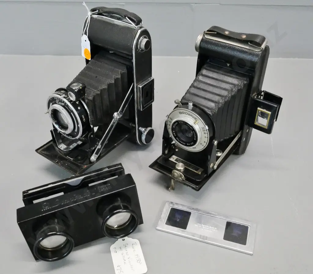 2 vintage folding cameras - Ensign Selfix 420 and Brownie Six-20 - and a stereo slide viewer with one slide Image 1++