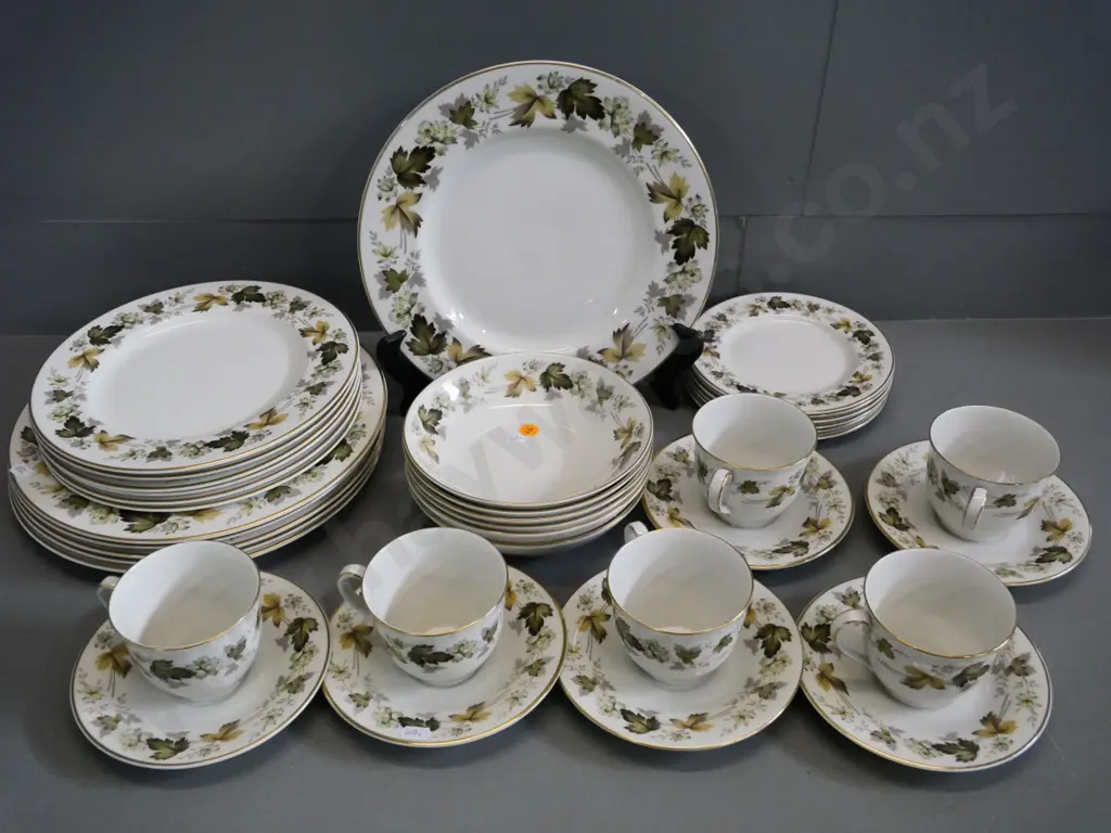 Royal Doulton Larchmont 6-place dinner set in as-new condition Image 1++