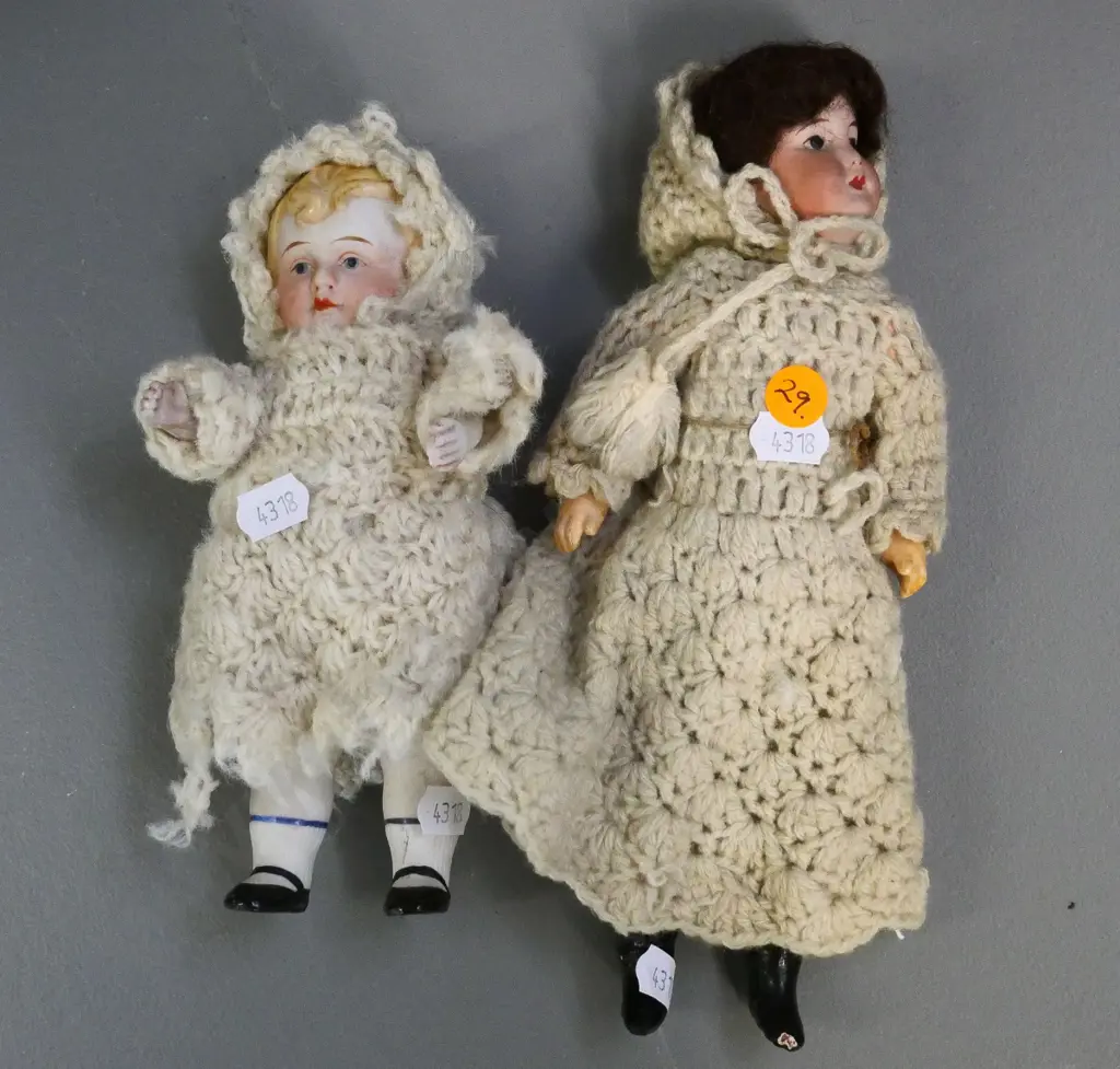 2 vintage porcelain dolls dressed in crochet wool - taller one is H-220 Image 1++