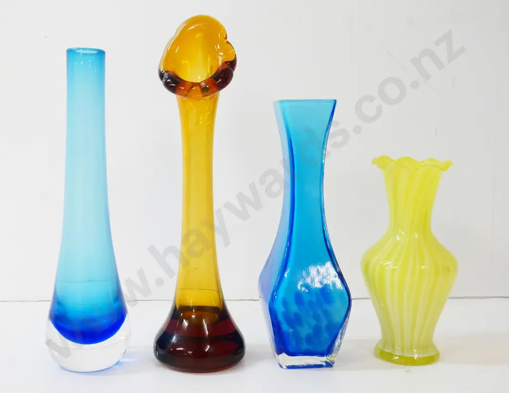 4 coloured glass vases - tallest is H-250 Image 1++