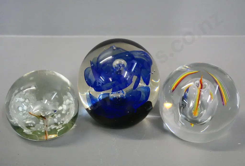 3 art glass paper weights - largest approx. H-90 Image 1++