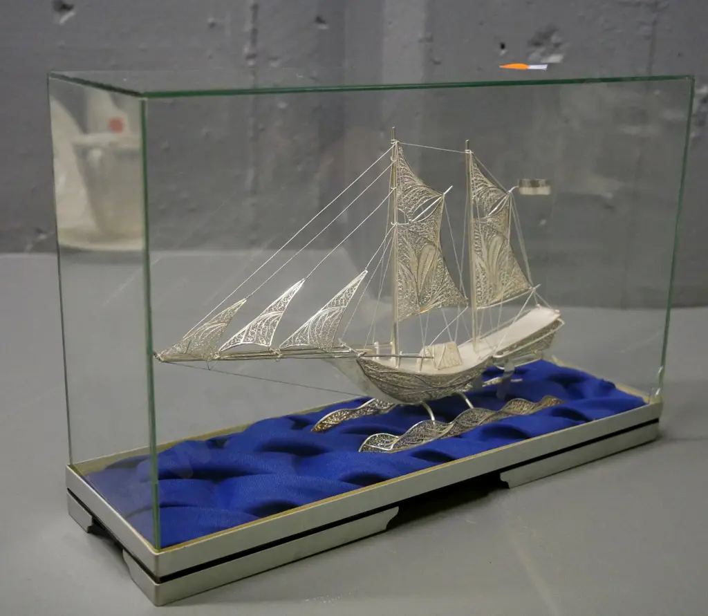 silver filigree sailing ship model in glass, metal and wood display case - cracks to corner of one pane H-170 W-260 D-90 Image 1++