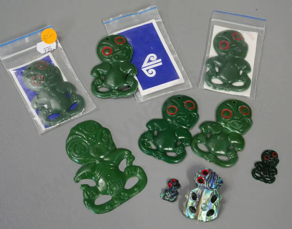 8 small souvenir tikis - two in Air New Zealand packaging, two are paua shell, largest is H-80 Image 1++