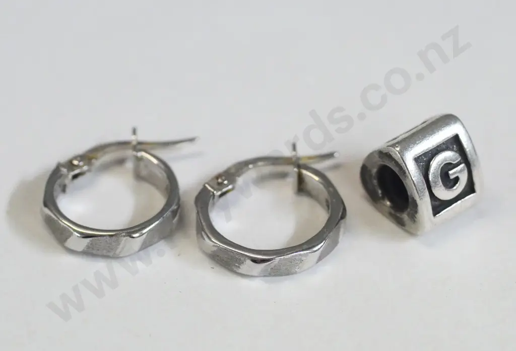 pair of silver earrings stamped 375 & silver letter 'G' charm stamped 925 Image 1++