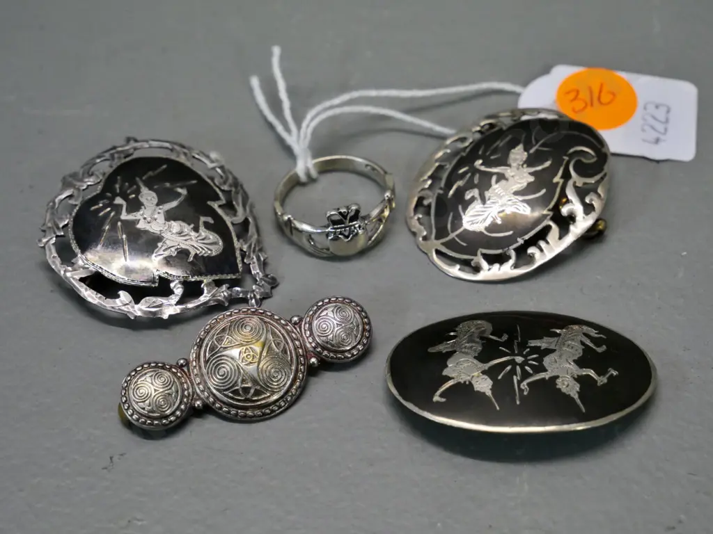 5 pieces sterling silver jewellery - 3 Indonesian brooches, Claddagh ring, another brooch Image 1++