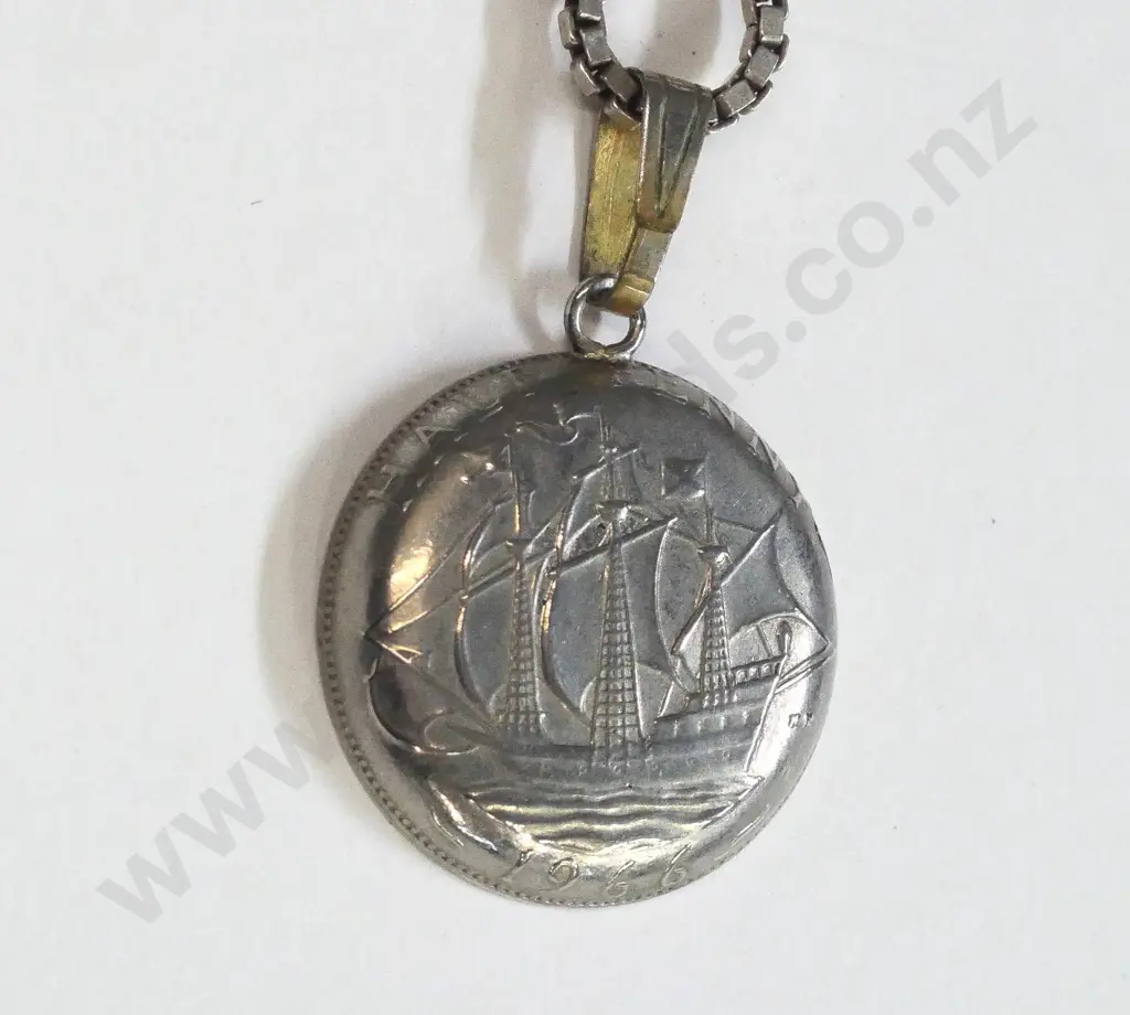 silver pendant 1943 farthing on one side & 1966 half penny on the other side chain Italy 925 Image 1++