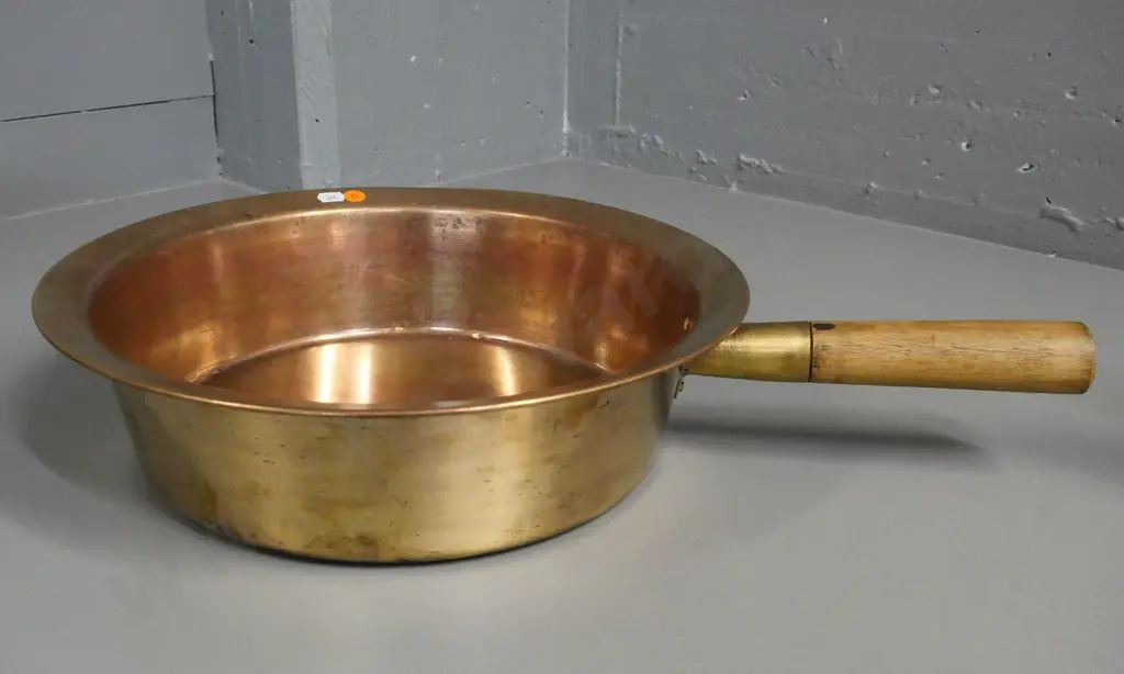 large copper pan with wood handle. Diameter 360, D-100, L-520 incl. handle Image 1++