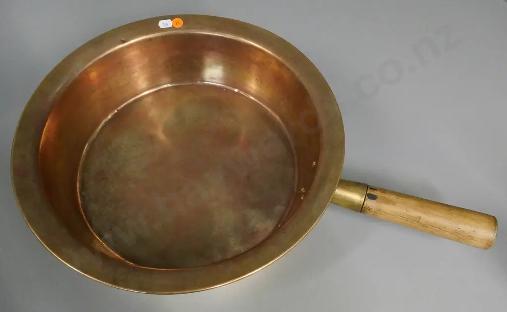 large copper pan with wood handle. Diameter 360, D-100, L-520 incl. handle Image 1++
