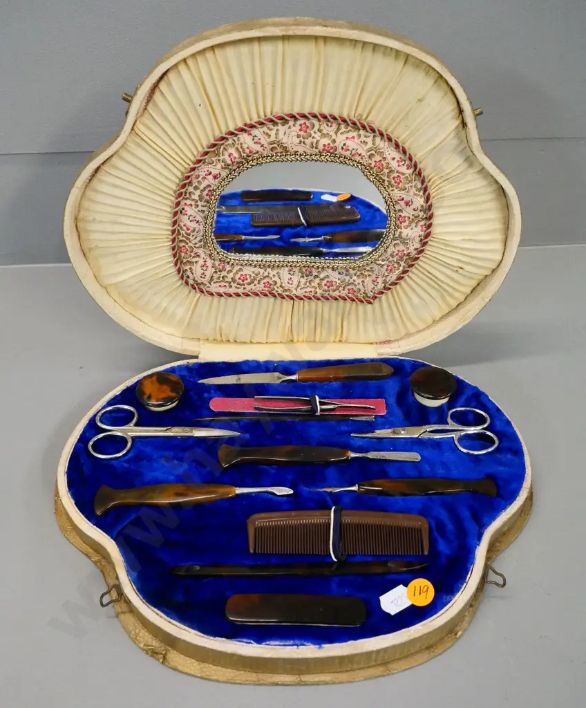 shell shaped manicure set in fitted case with faux tortoise shell handles Image 1++