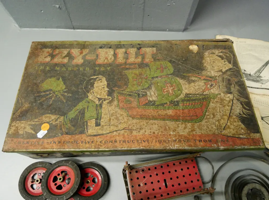 vintage set of Ezy-Built meccano-style construction toy - wear, corrosion, damage to tin, booklets tattered Image 1++