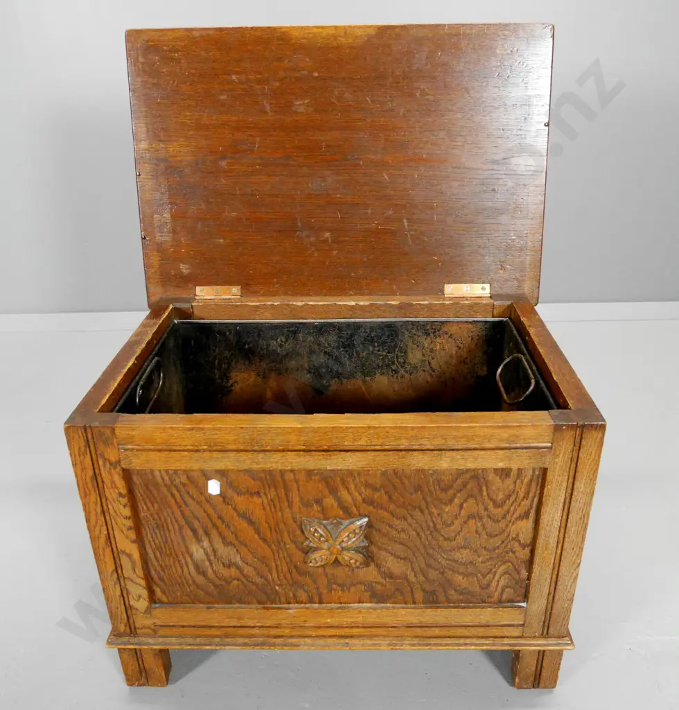 deco oak coal box with carved front motif, handled tin liner H-400 W-550 D-370 Image 1++
