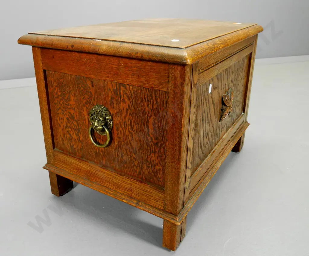 deco oak coal box with carved front motif, handled tin liner H-400 W-550 D-370 Image 1++