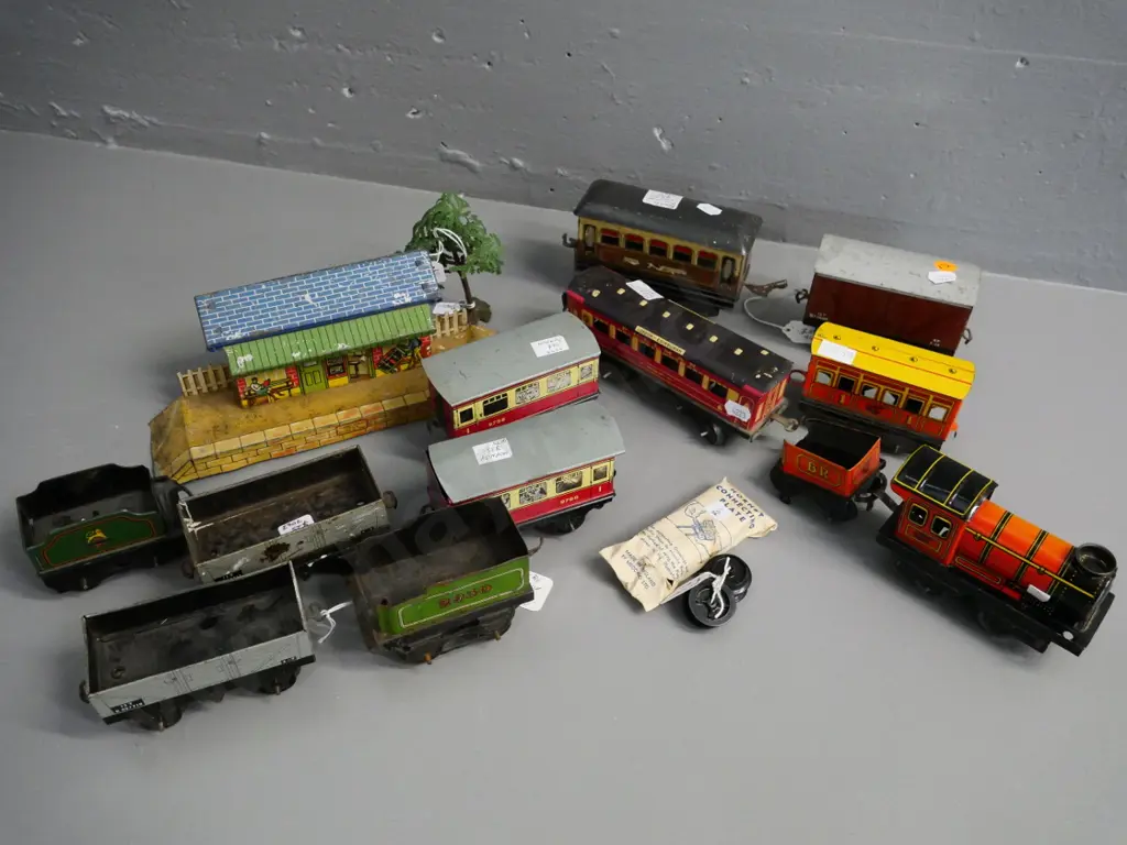 collection of tin Hornby model railway items - one engine, assorted rolling stock, station, spare parts etc/ Image 1++