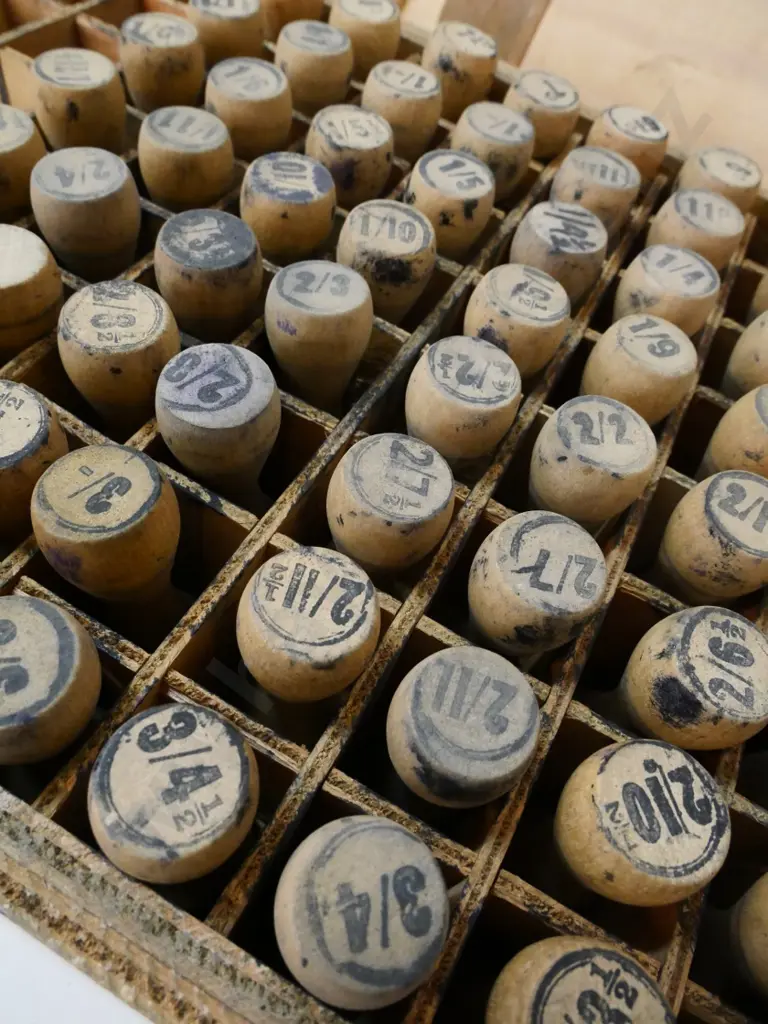 set of vintage rubber price stamps with wooden handles, some damage to wooden case H-80 W-480 D-310, stamps L-70 Image 1++