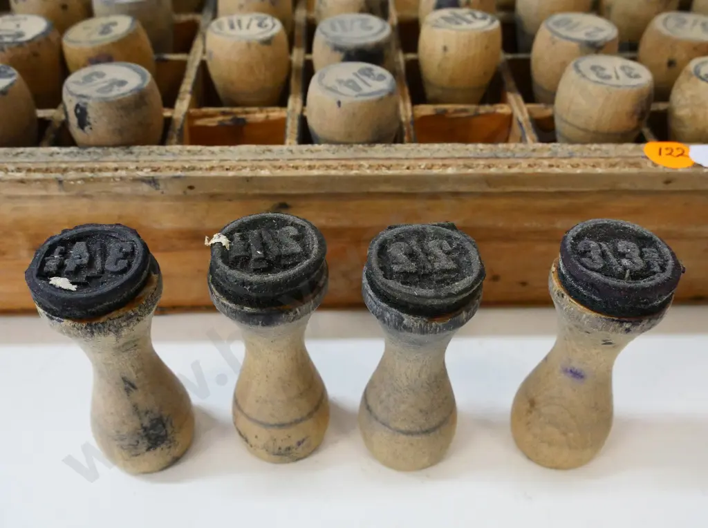 set of vintage rubber price stamps with wooden handles, some damage to wooden case H-80 W-480 D-310, stamps L-70 Image 1++