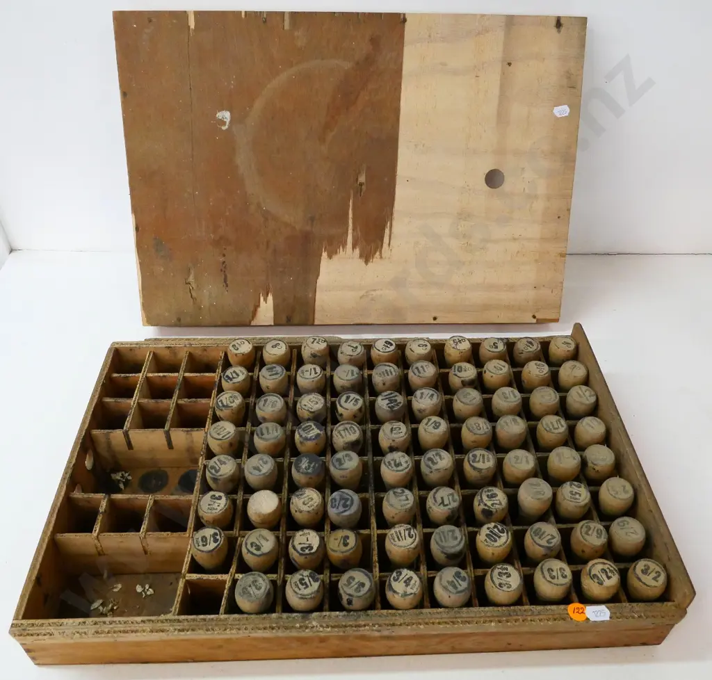 set of vintage rubber price stamps with wooden handles, some damage to wooden case H-80 W-480 D-310, stamps L-70 Image 1++