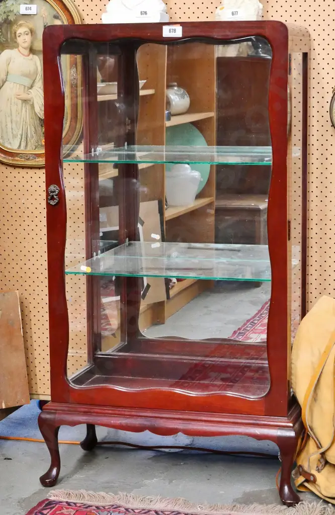mahogany cab-leg single door china cabinet with glazed sides, mirrored back, 2 glass shelves H-1220 W-680 D-370 Image 1++