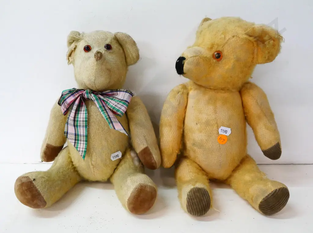 2 vintage Teddy bears in playworn condition - damage and threadbare areas - larger is approx. H-330 Image 1++
