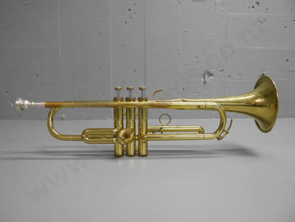 brass trumpet - some tarnishing and dints, 1 valve sticky Image 1++