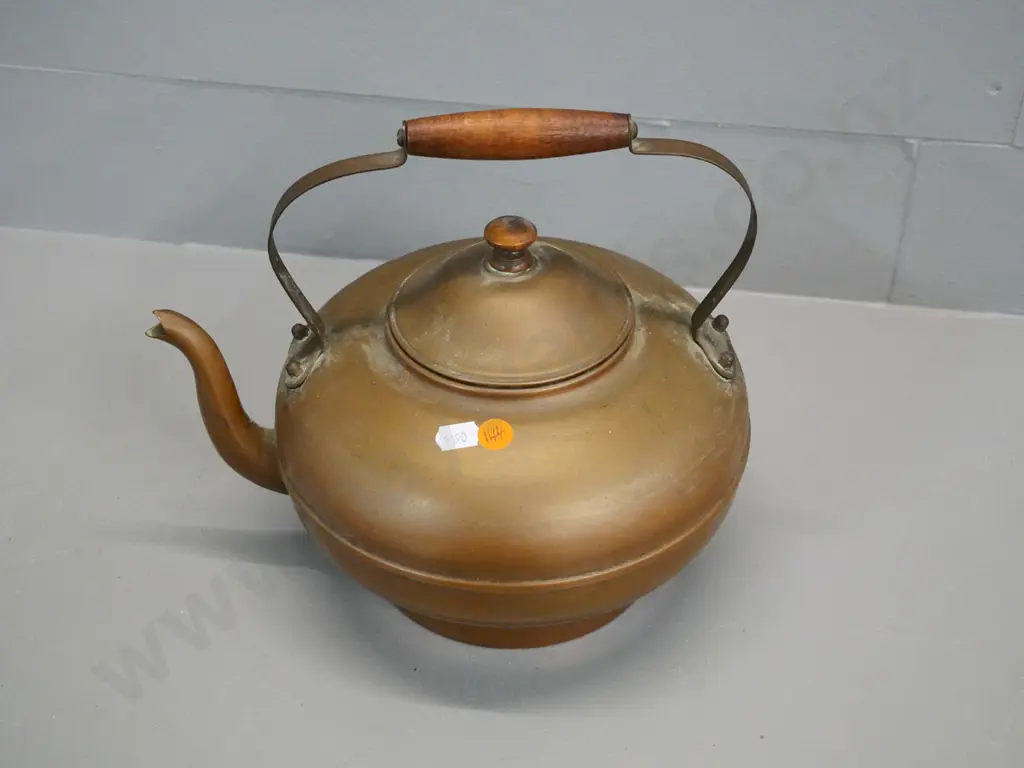 copper kettle with wooden hand grip and knob H-250 L-270 Image 1++
