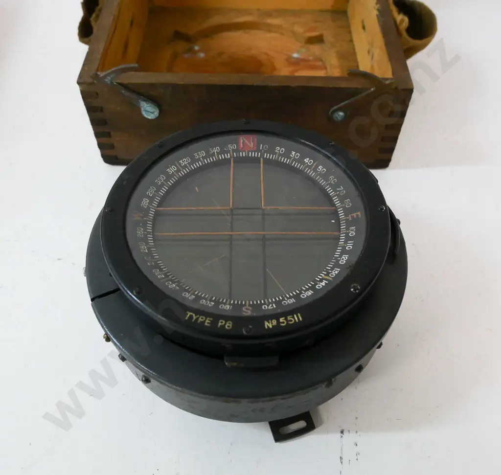 Husun Type P8 No. 5511 liquid-filled aeronautical compass in fitted wooden case - diameter 140 Image 1++