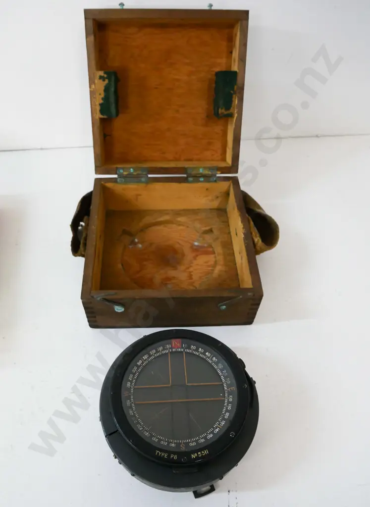 Husun Type P8 No. 5511 liquid-filled aeronautical compass in fitted wooden case - diameter 140 Image 1++