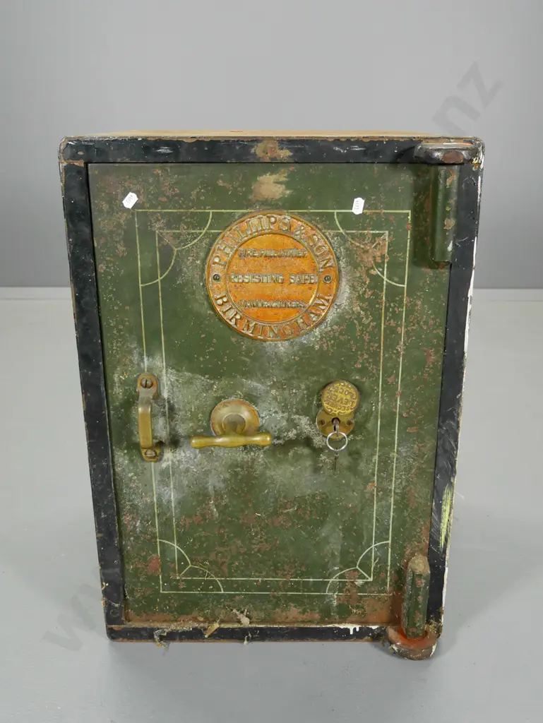 vintage safe - Philips & Son Birmingham, with key - corrosion and paint wear H660 W460 D480 Image 1++