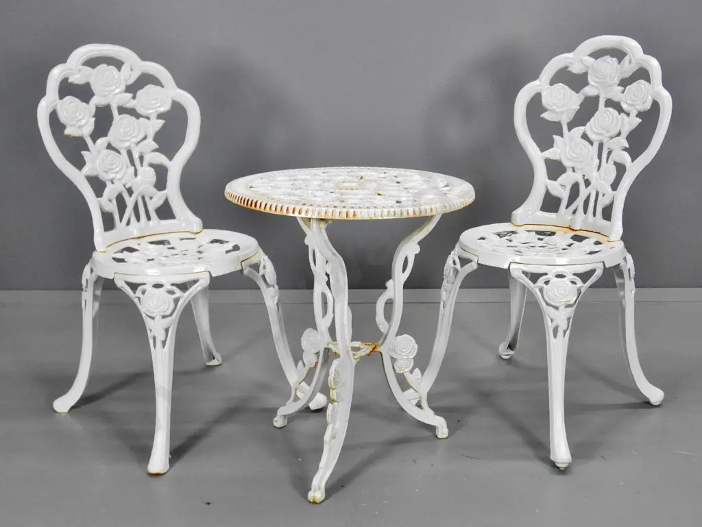 heavy cast iron white painted outdoor table and 2 chairs with Tudor rose motif - minor corrosion H-610 Diameter 500 Image 1++