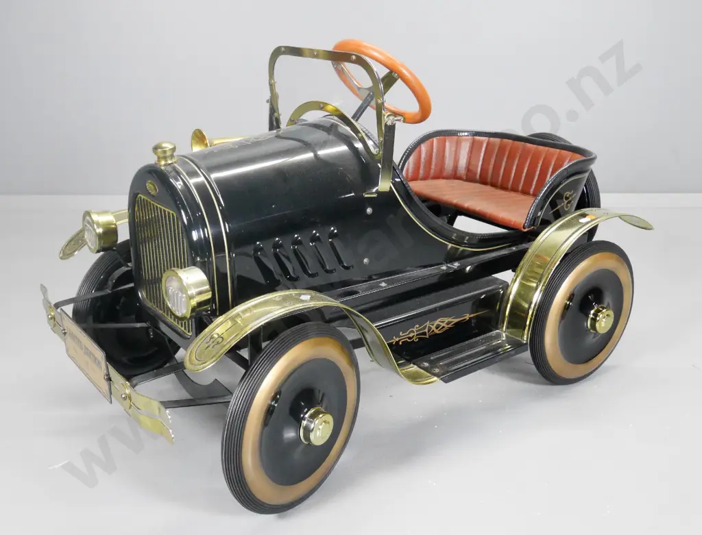 reproduction child's pedal car - horn not working, battery cover for lights missing Image 1++