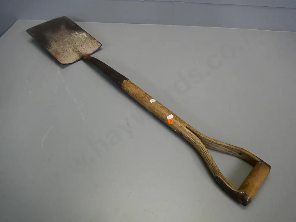 vintage garden spade with timber handle L-100 Image 1++