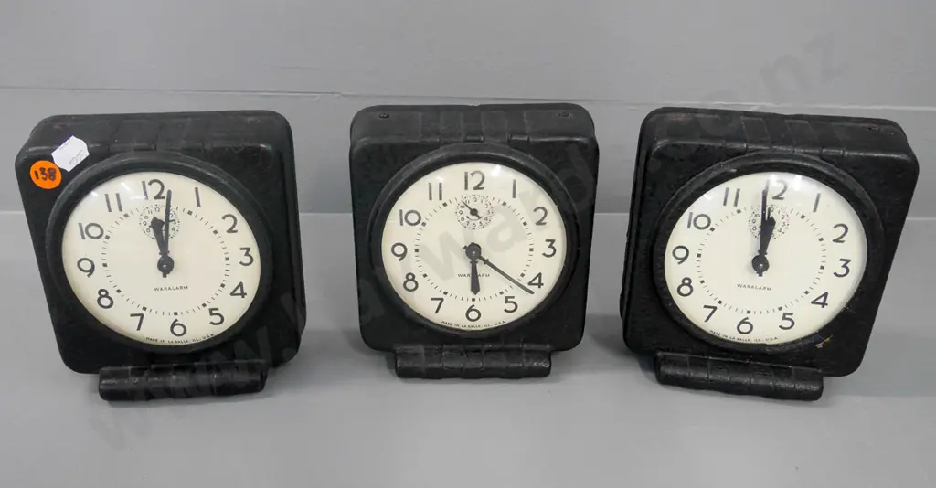 3x vintage Waralarm bedside clocks Image 1++