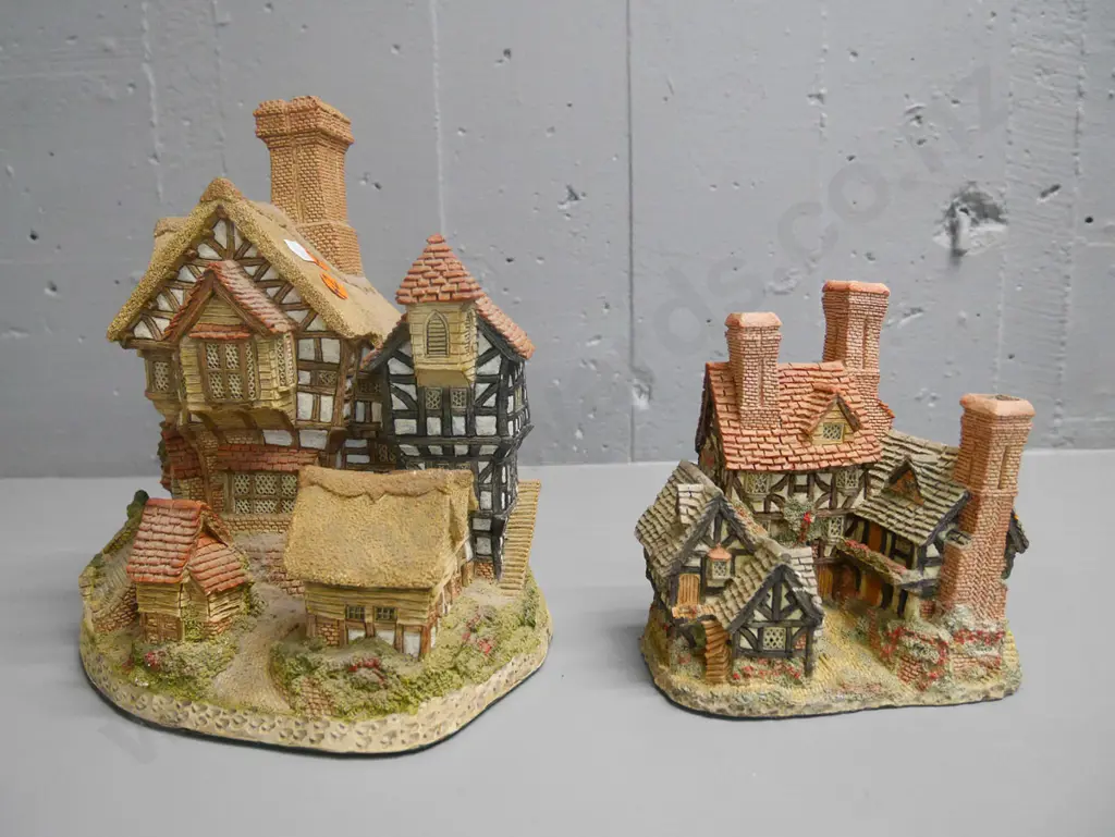 2x hand made and hand painted cottage miniatures H-240 Image 1++