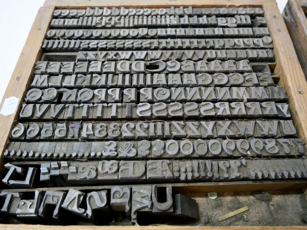2 wooden trays of metal printing type - each 230x230 Image 1++