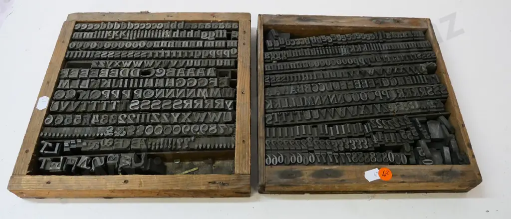2 wooden trays of metal printing type - each 230x230 Image 1++