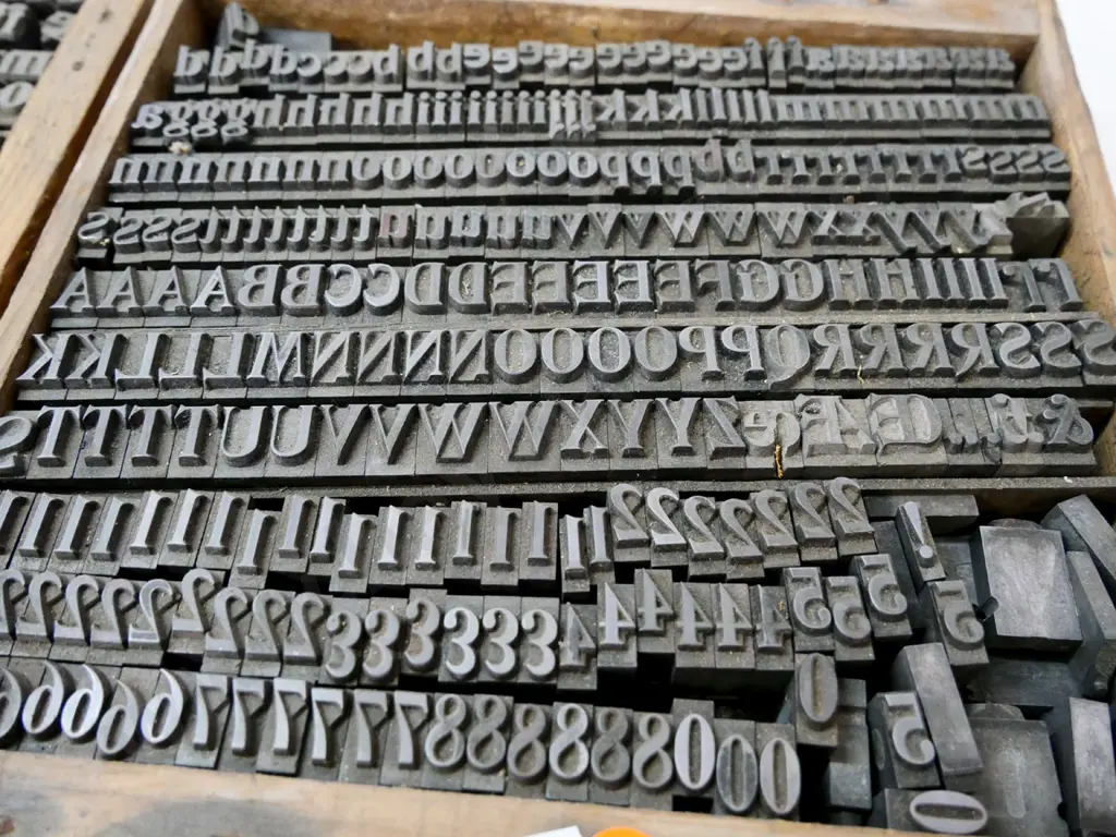 2 wooden trays of metal printing type - each 230x230 Image 1++