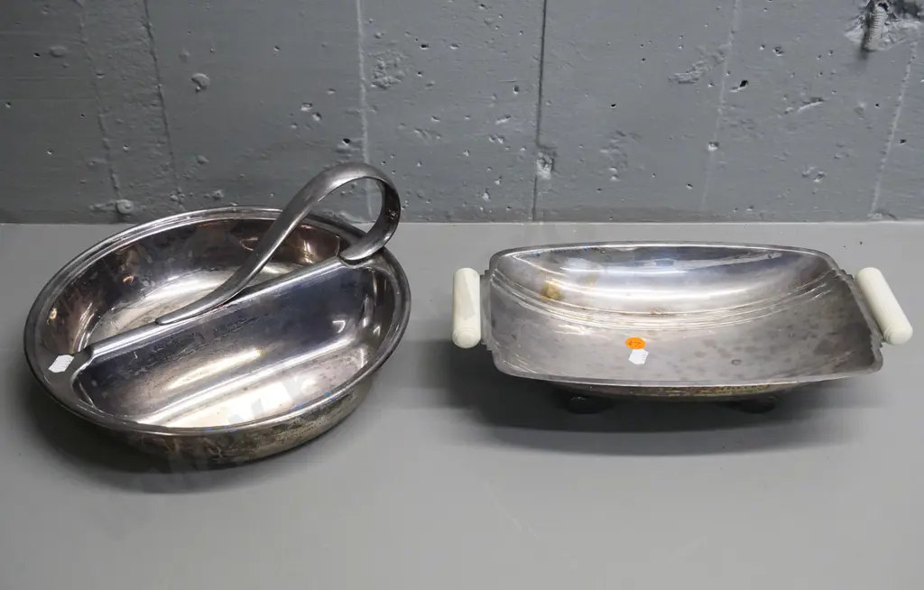 2 deco vintage plated serving dishes with 1943 inscriptions from NZ government war cabinet & external affairs Image 1++