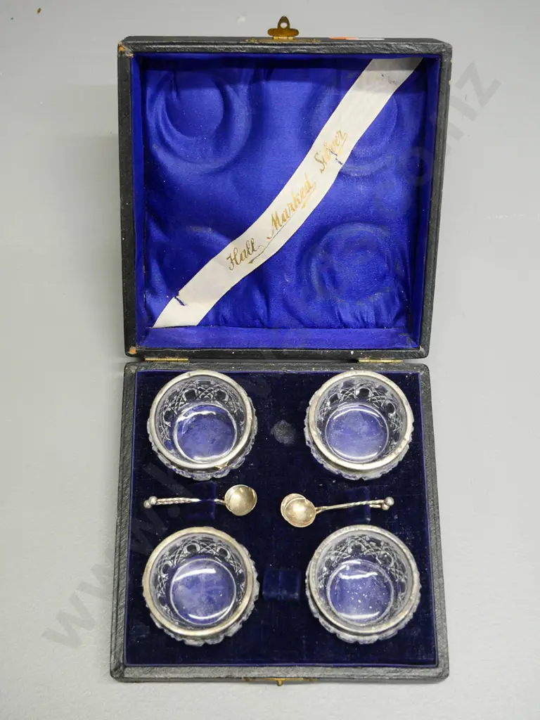 cased set of 4 sterling silver rimmed glass salt pots and 4 sterling silver spoons Image 1++