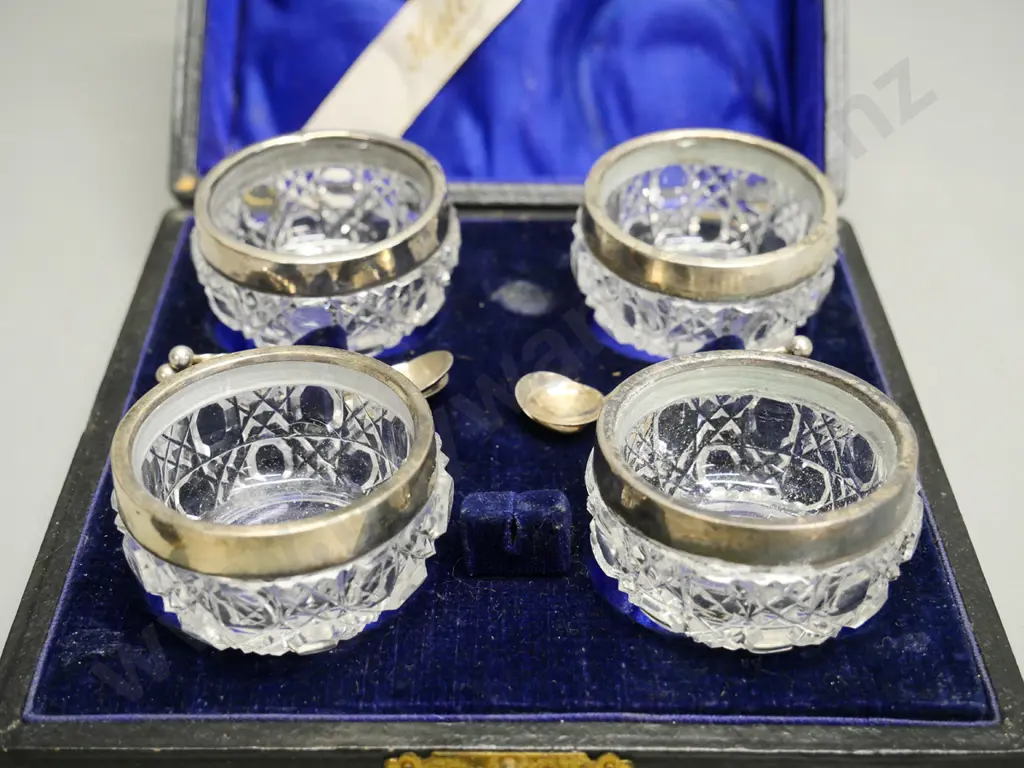 cased set of 4 sterling silver rimmed glass salt pots and 4 sterling silver spoons Image 1++