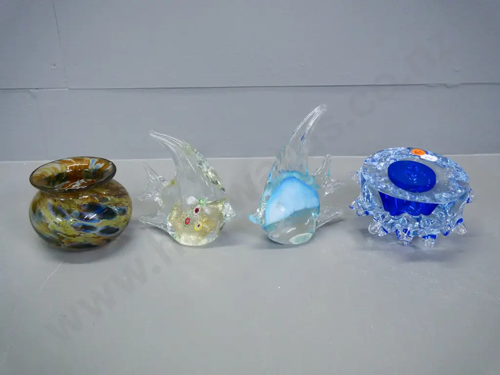 4 art glass items - 2 fish, spike-based bowl and a swirled vase - taller fish H-145 L-130 Image 1++