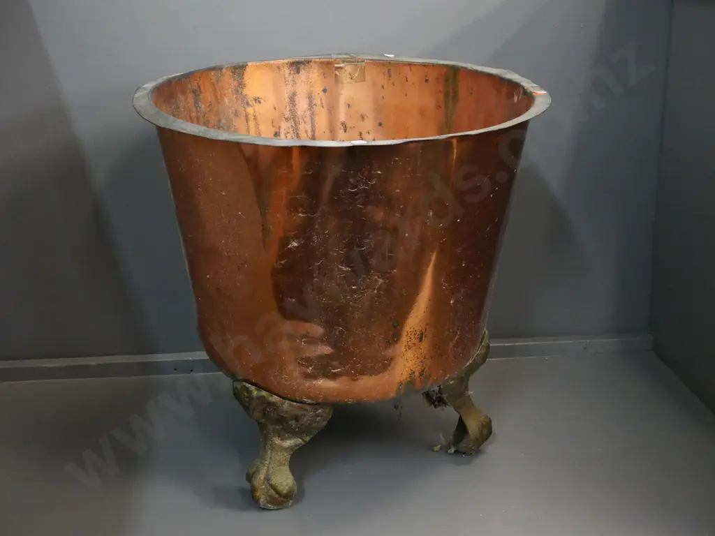 large copper made into a wood bin on 3 claw feet - H-550 Diameter 550 Image 1++
