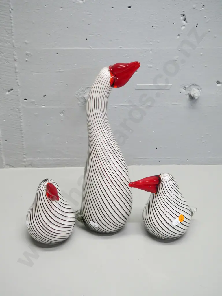 set of 3 swirl-striped art glass birds - adult with 2 chicks, largest is H-370 Image 1++