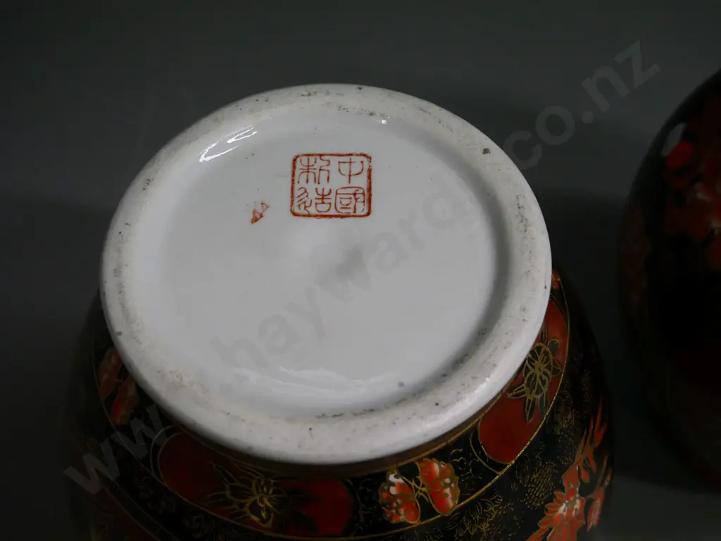 pair of heavily decorated Chinese vases, with maker's marks - H-310 Diameter 210 Image 1++