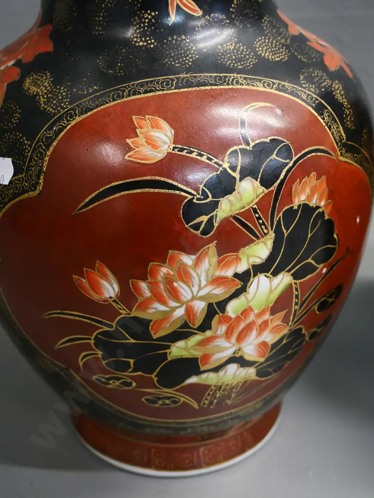 pair of heavily decorated Chinese vases, with maker's marks - H-310 Diameter 210 Image 1++