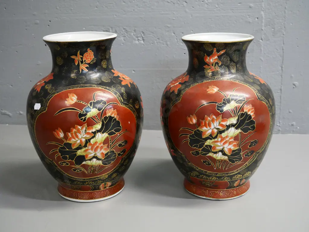 pair of heavily decorated Chinese vases, with maker's marks - H-310 Diameter 210 Image 1++